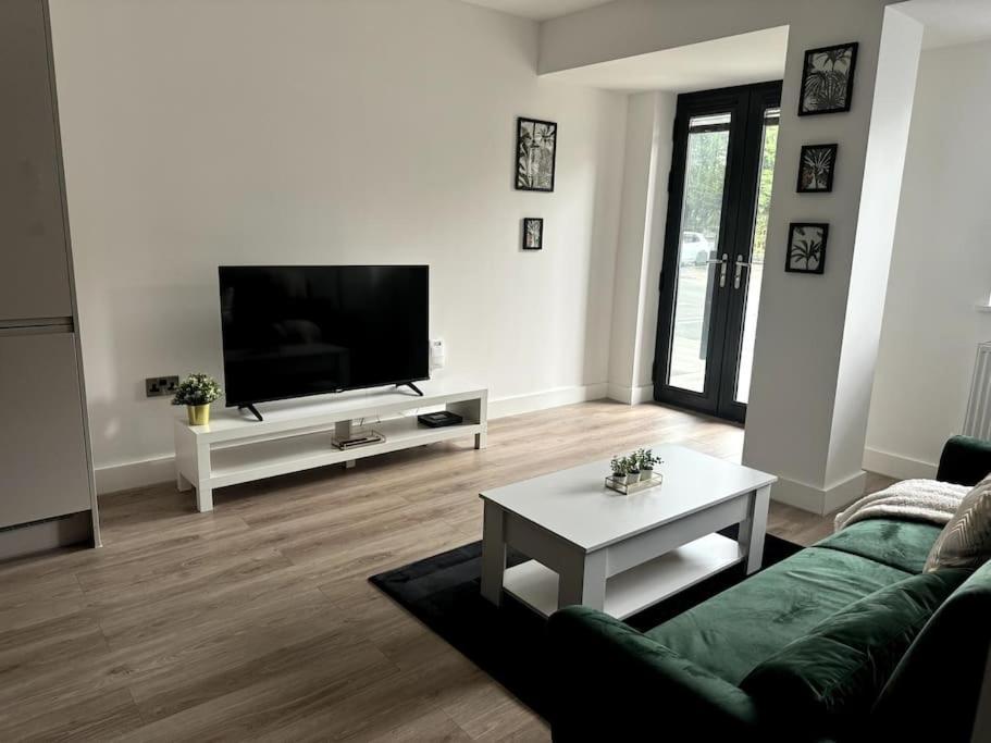 Apartment Luxury Oaks Suite, Free Private Parking, 2 Bed 2 Bathroom Apartment, Solihull